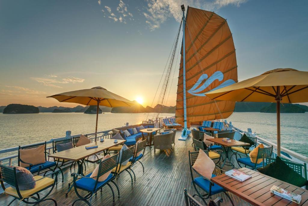 Capture the majestic beauty of Halong Bay’s seascapes