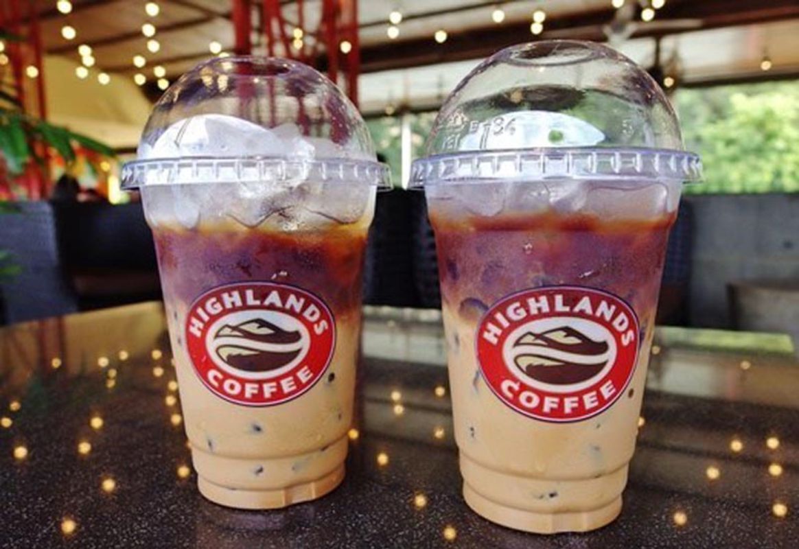 Photograph the vibrant allure of Hanoi’s coffee culture