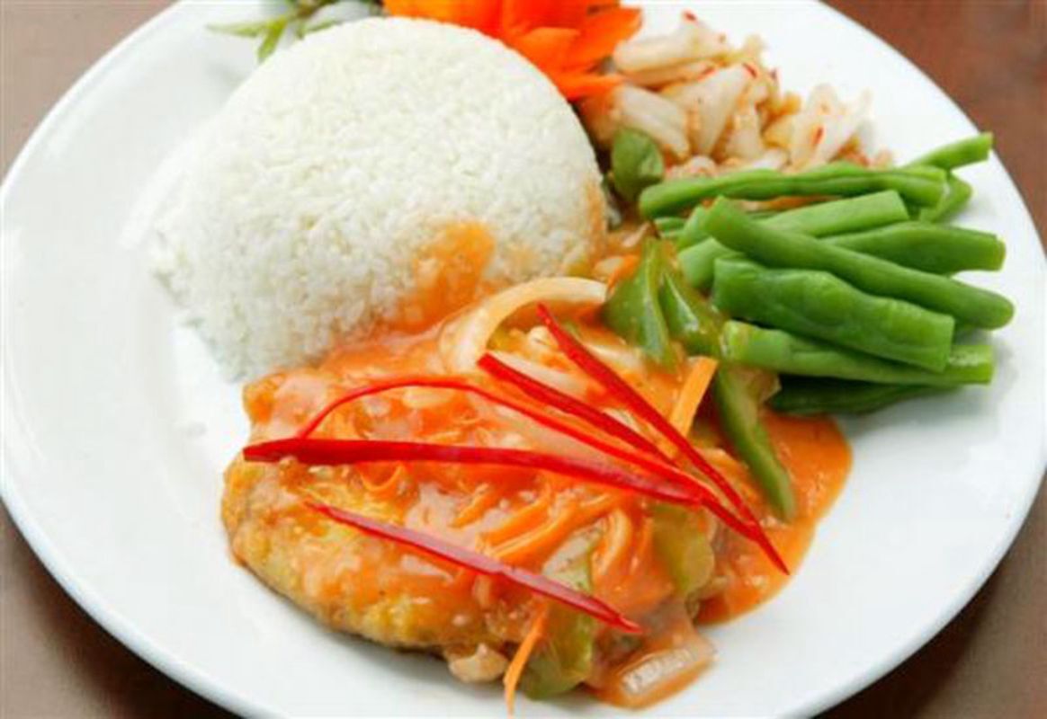 Photograph the vibrant allure of Hanoi's street food scene