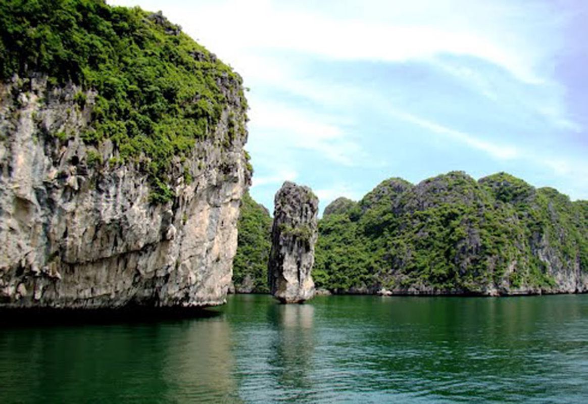 Photograph the pristine allure of Halong Bay’s landscapes