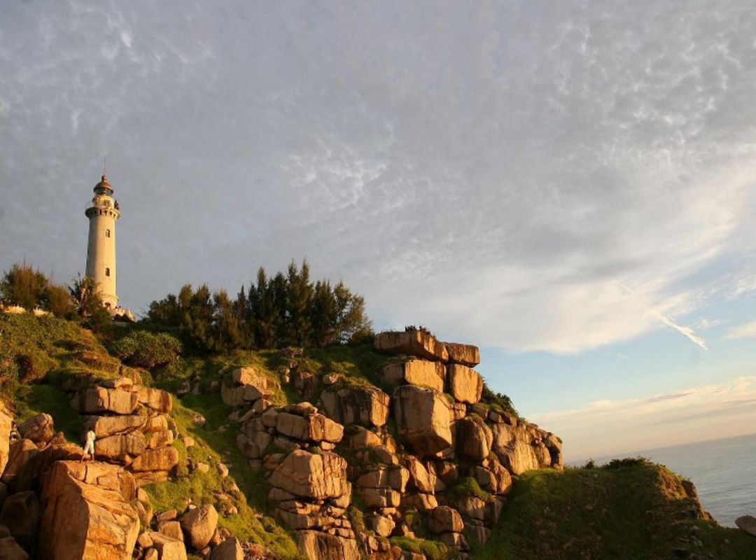 Photograph the serene splendor of Dai Lanh Lighthouse’s vistas