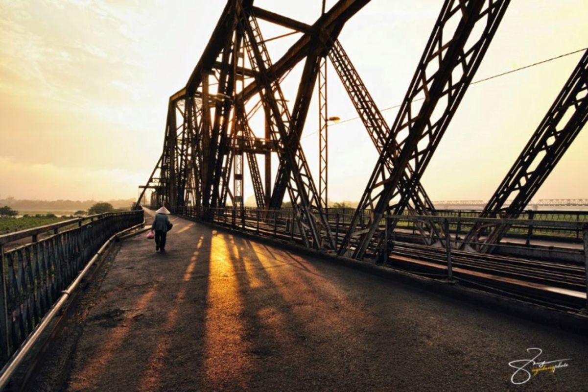 Explore the French engineering of Long Bien Bridge