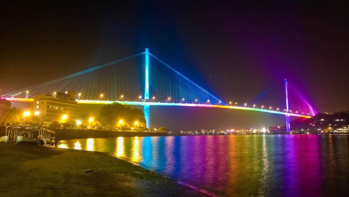 Enjoy panoramic bay views on a Halong tour