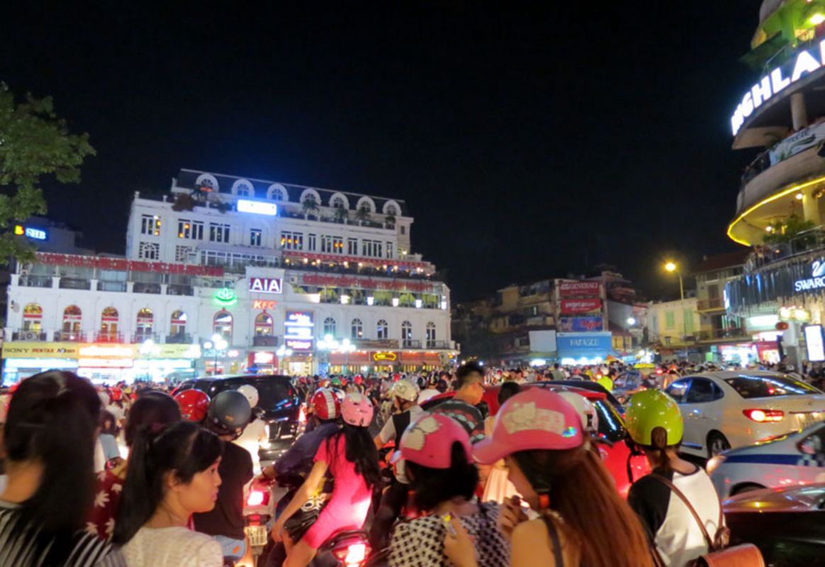 Illuminate your night with Hanoi’s Full Moon Festival lanterns