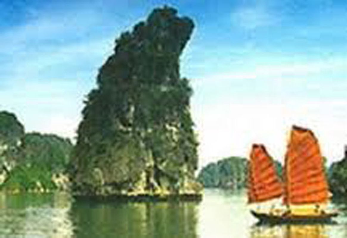 Capture the geological beauty of Bai Tu Long’s coastal gem