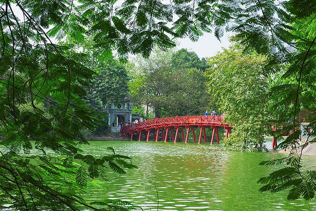 Capture the spiritual beauty of Ngọc Sơn Temple’s sacred haven