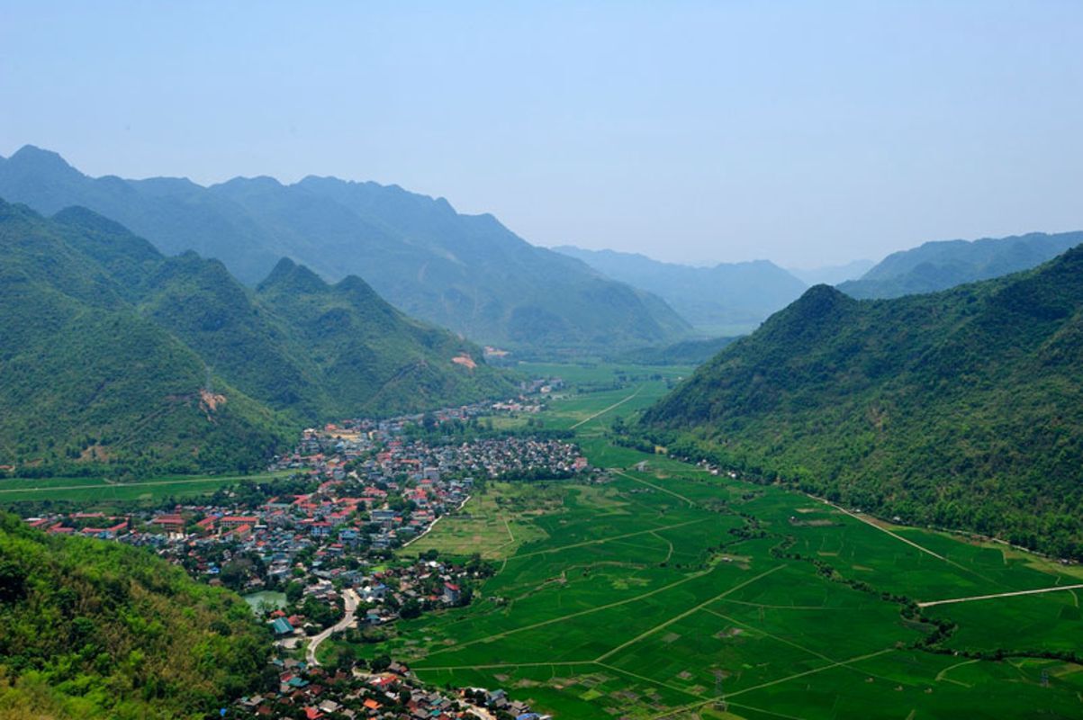 Viewing from above at Thung Khe Pass