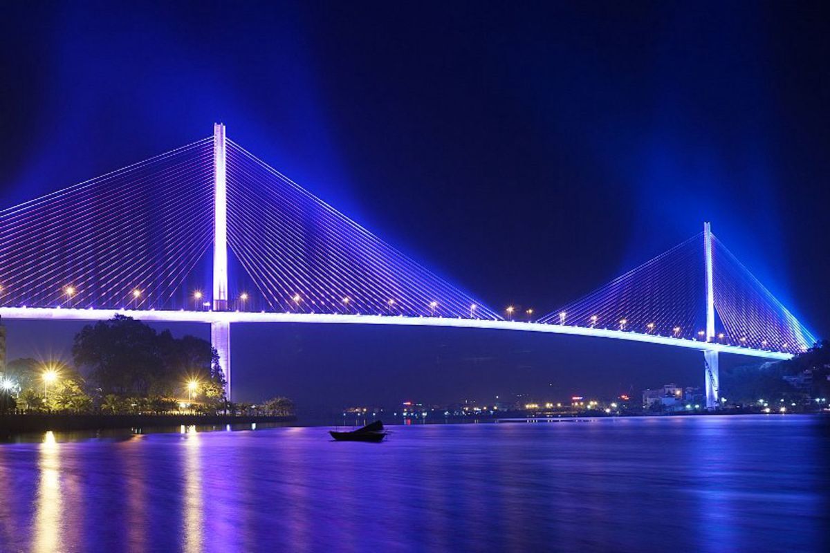 Capture the engineering marvel of Bai Chay Bridge