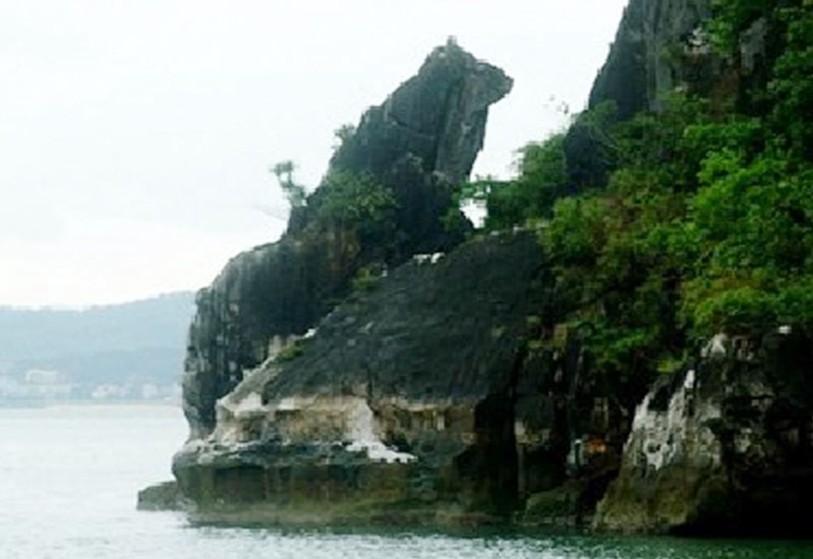 Photograph the pristine allure of Halong Bay’s landscapes