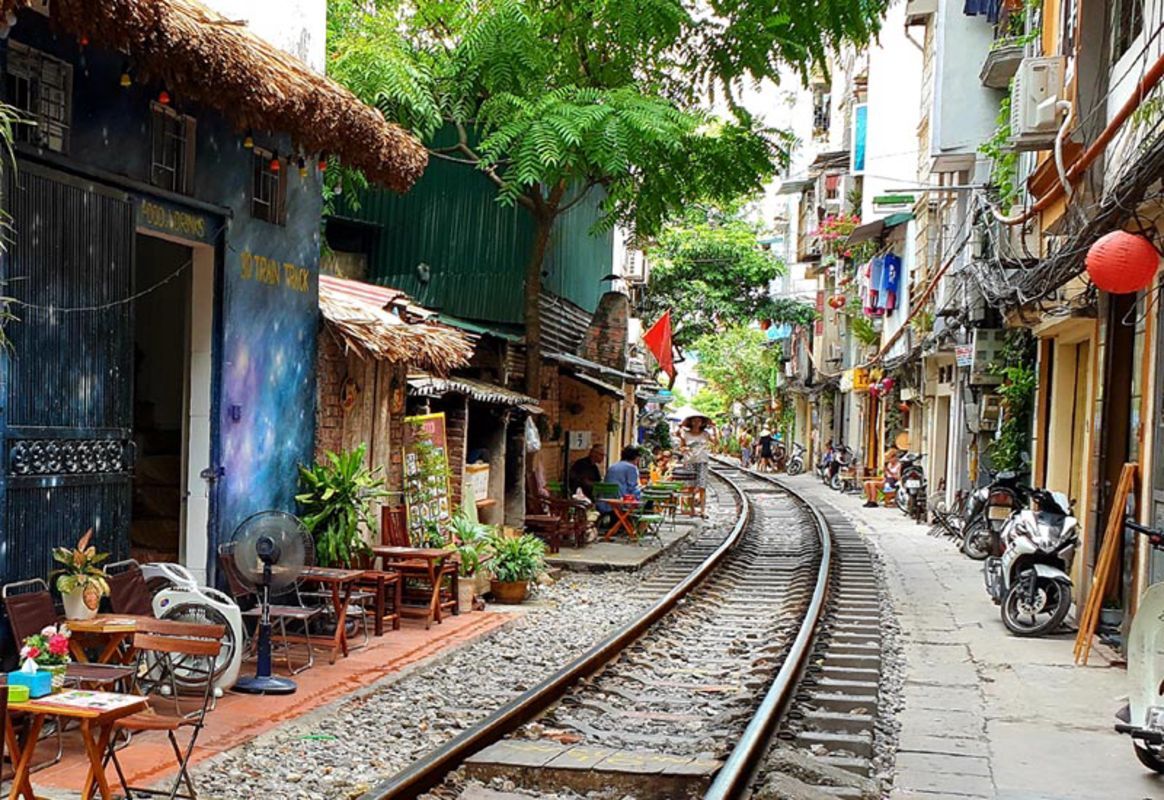 Photograph the lively allure of Hanoi’s alley life