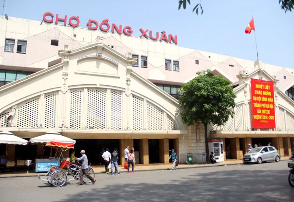 Shopping at Dong Xuan Market