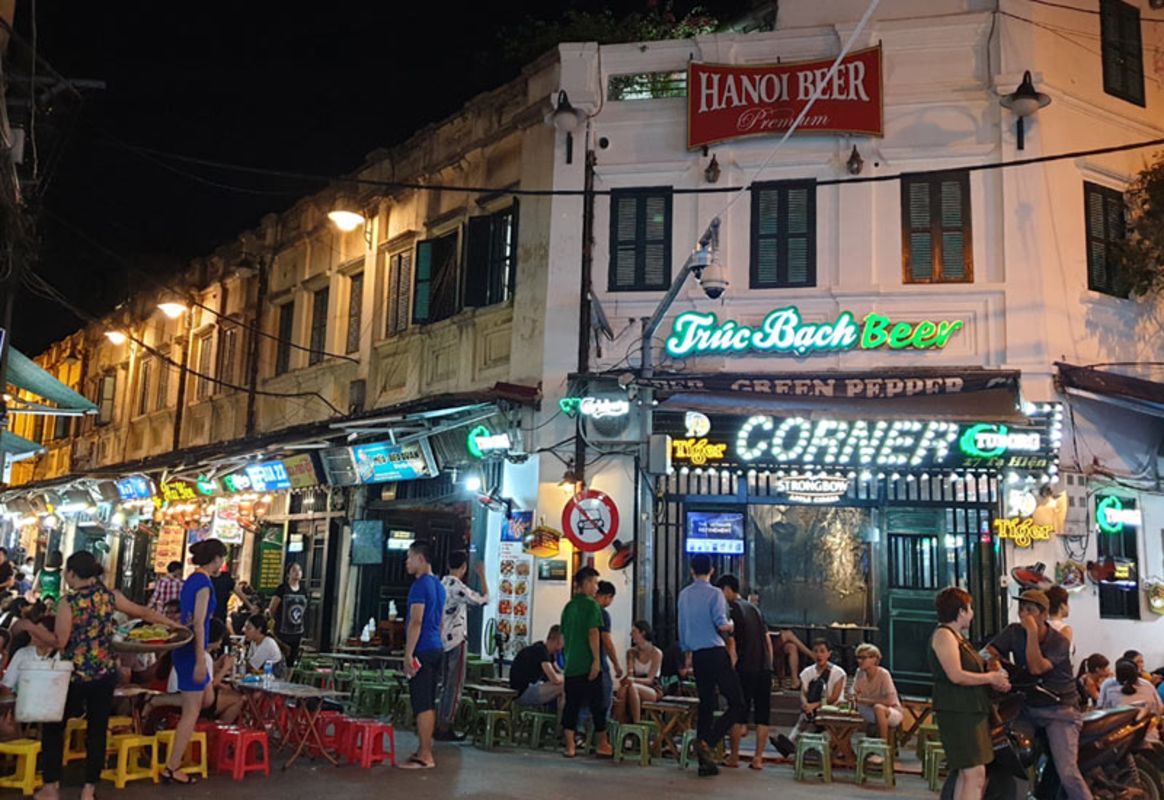 Photograph the savory allure of Tạ Hiện Street’s street food