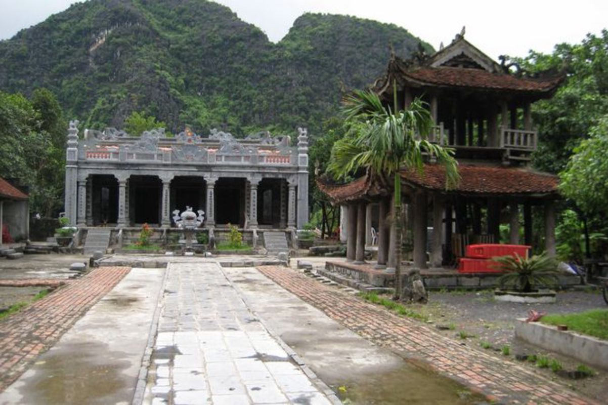 Learn Ninh Binh’s cultural heritage with expert insights
