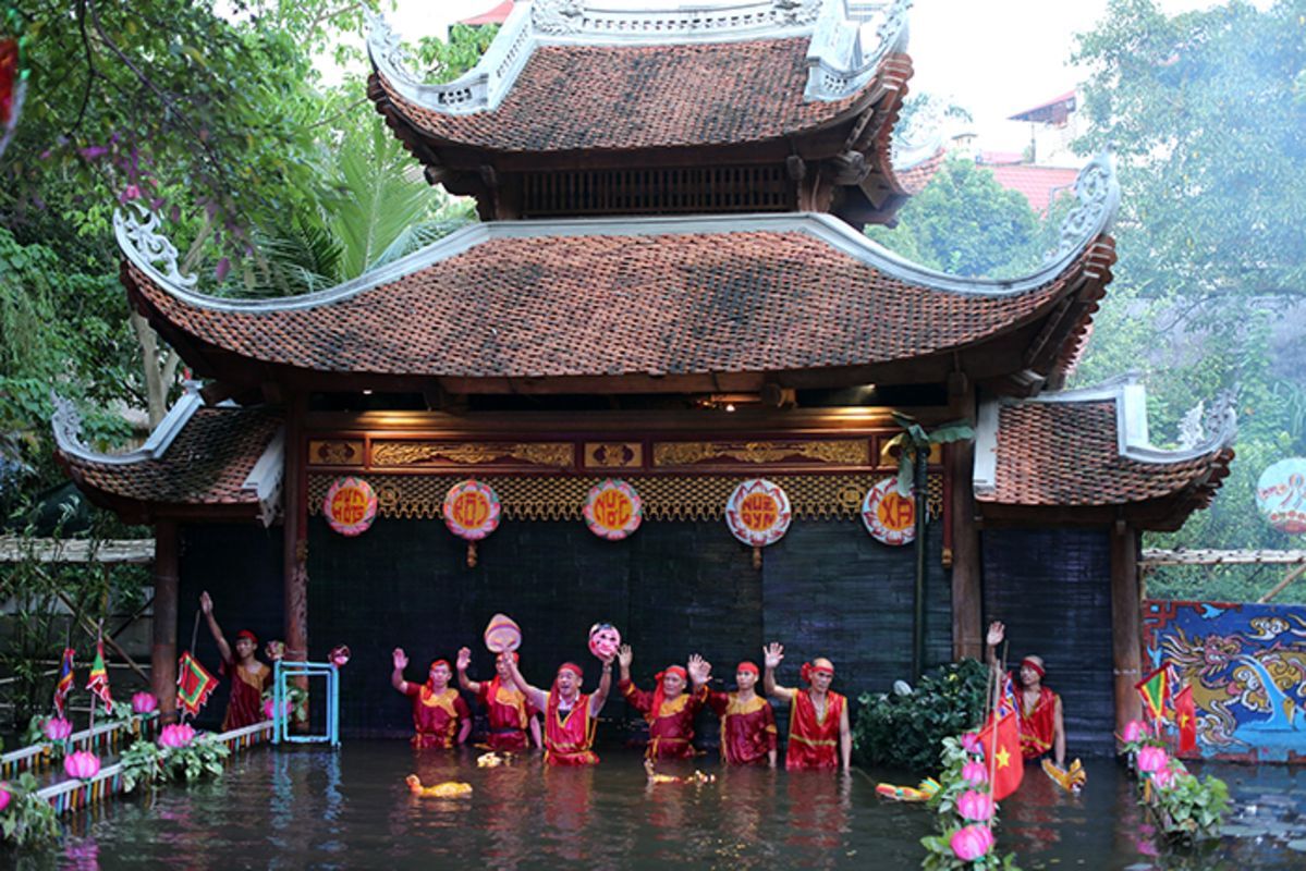 Water puppet performance combines with famous traditional “Cheo” singing