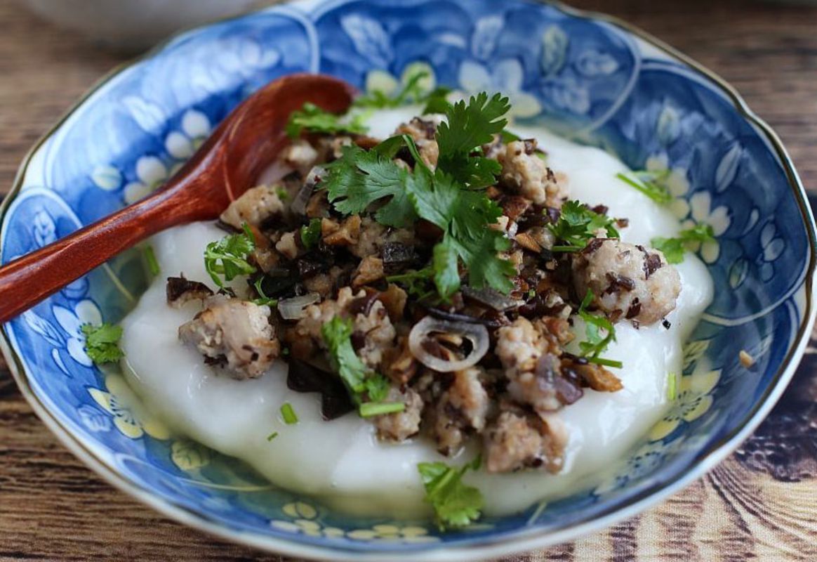 Capture the savory warmth of Hoan Kiem’s Old Quarter’s culinary gem