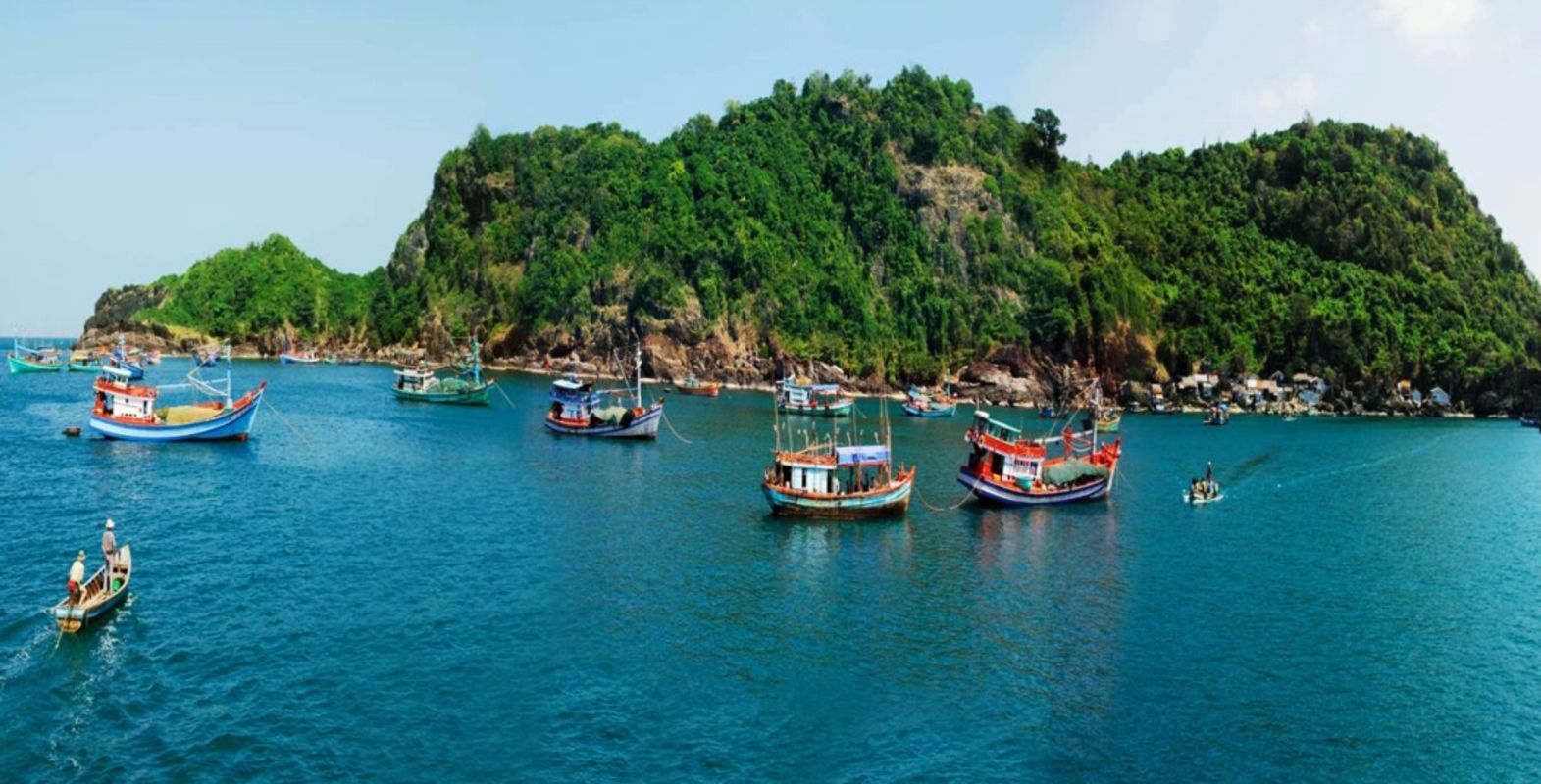 Capture the vibrant energy of Ca Mau Floating Market’s river commerce