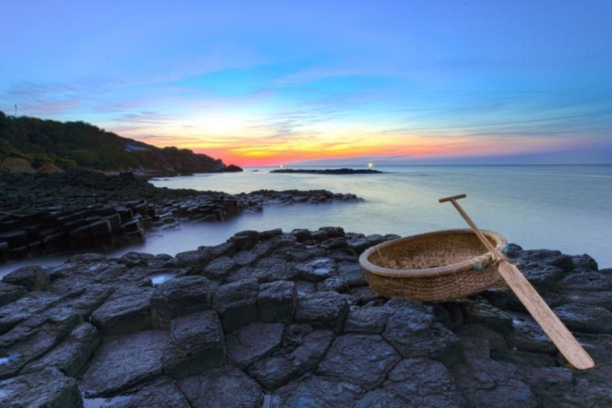 Capture the geological marvel of Phu Yen’s coastal gem