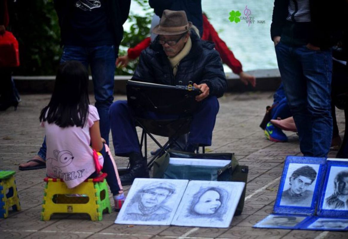 Draw a portrait at the pedestrian street in Hanoi