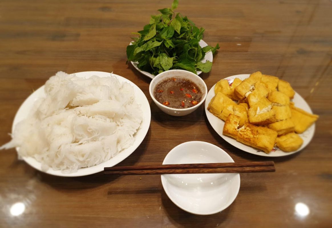 Master bún đậu mắm tôm in a hands-on cooking class