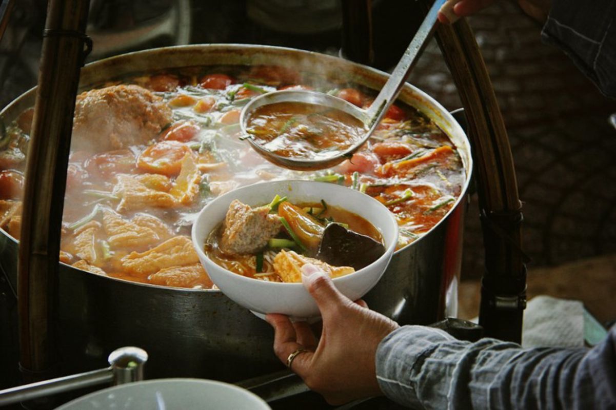 Photograph the authentic allure of Ben Thanh Market’s food scene