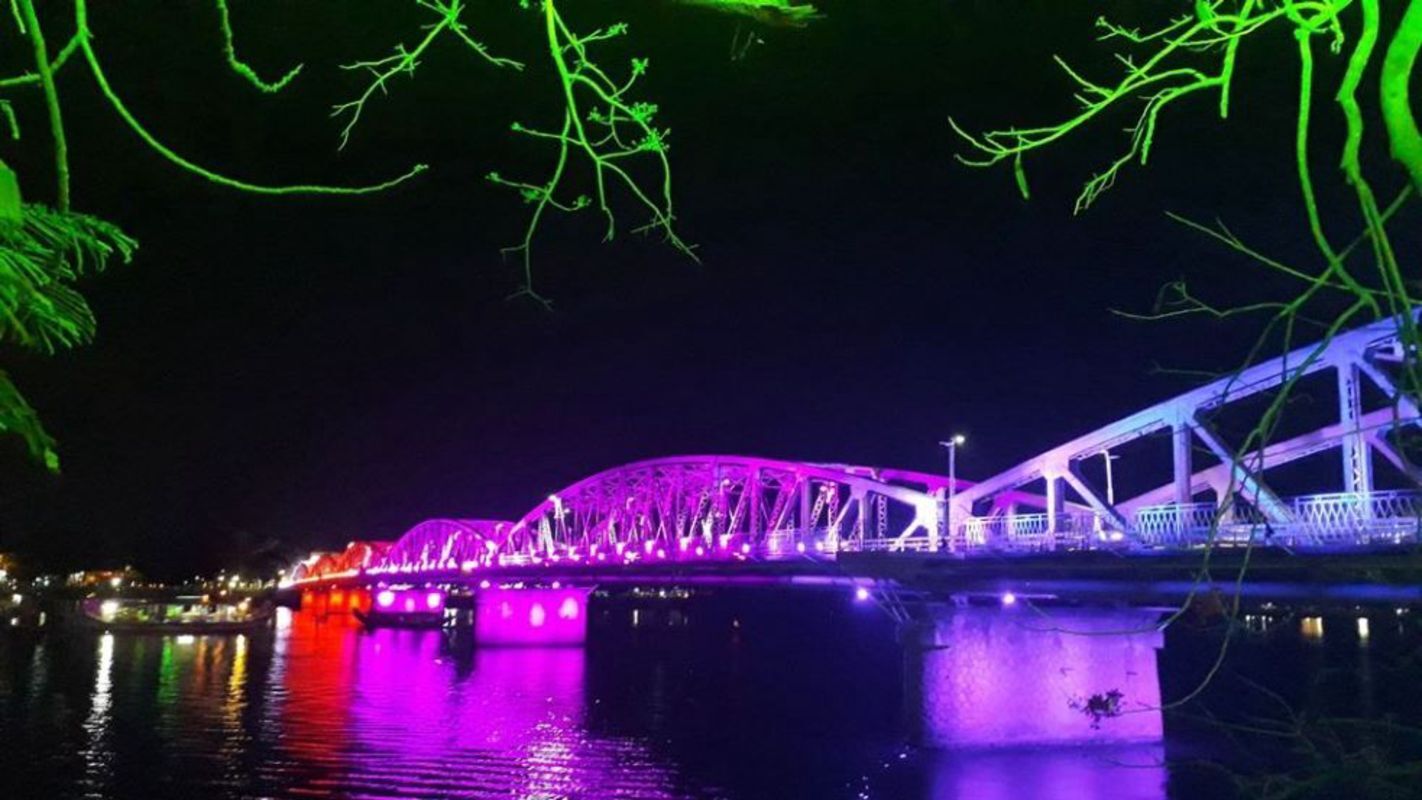 How to get to Truong Tien Bridge in Hue City?