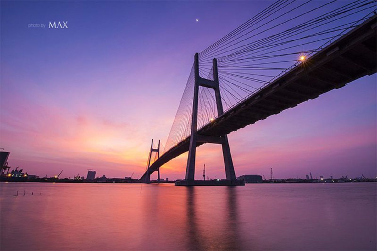 End your Ho Chi Minh City tour with vibrant bridge lights