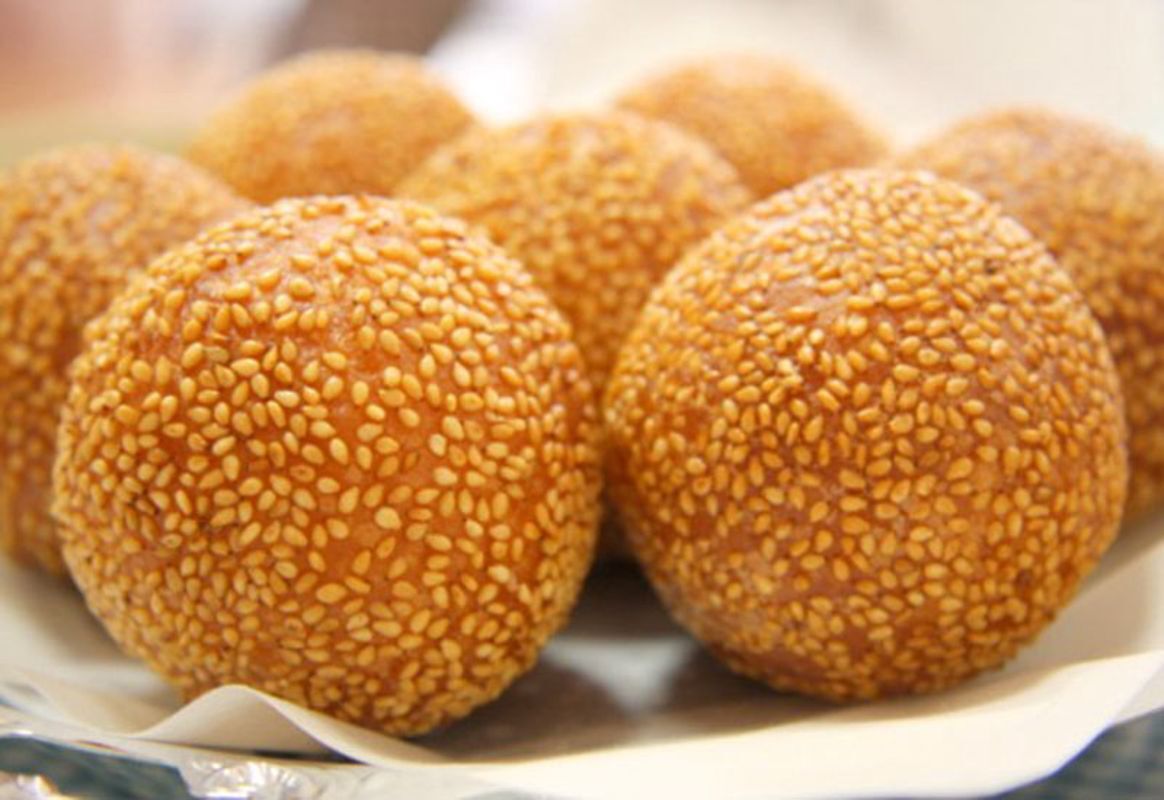 Capture the savory crunch of Hoan Kiem Ward’s street food gem