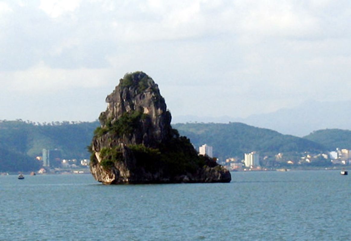 Learn Bai Tu Long Bay’s heritage with expert insights