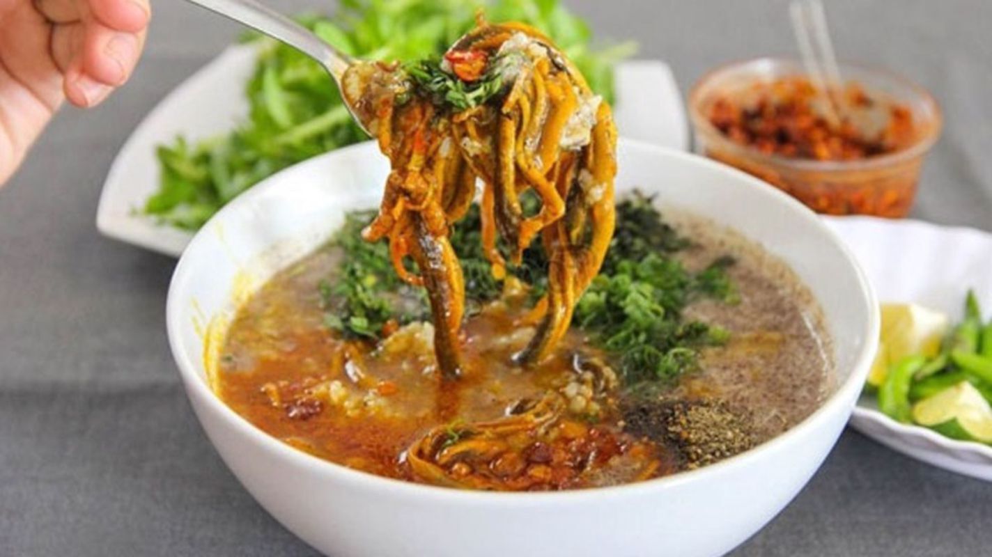Start your Cháo Lươn Bà Liễu Quán Bàu Travel with a flavorful bowl