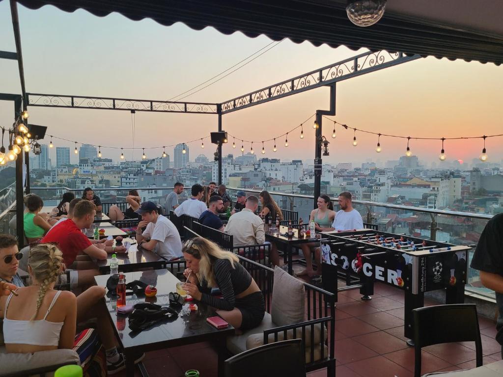 https://xa6zemg4r8.cloudimg.io/_images_/g/Hanoi%20Rooftop%20Bar%20for%20Solo-BPXSKiYA9H8WKrcSUwG1.jpg