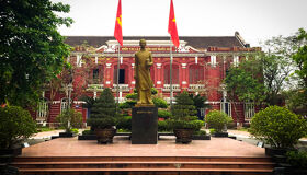 Start your school visit journey with Hue’s lively glow