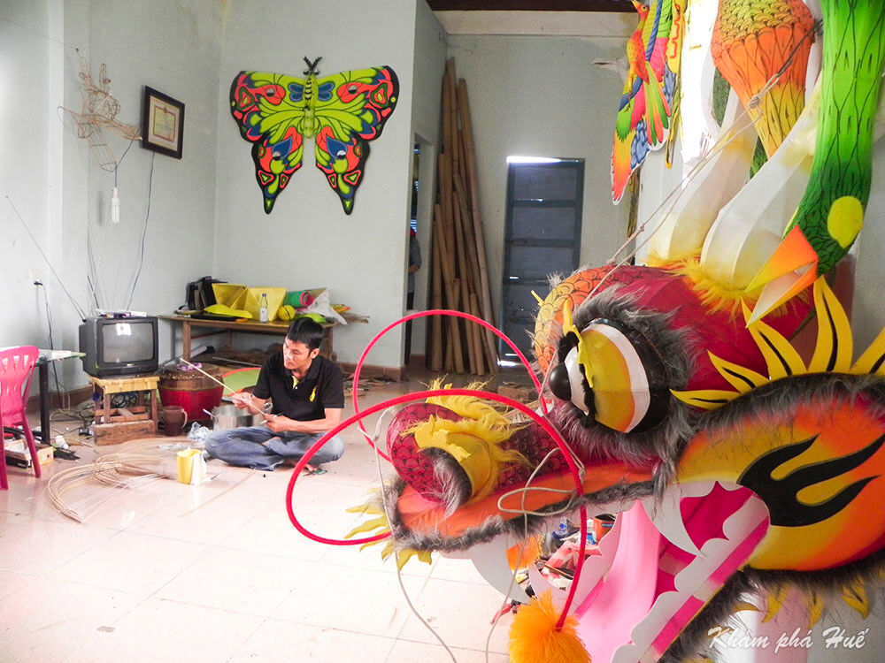 Learn Hue’s kite-making with expert guidance