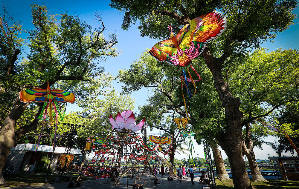 Photograph the festive spirit of Hue’s kite workshops
