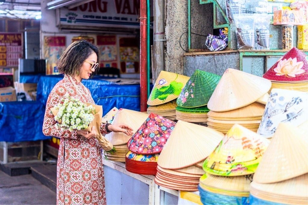 Start your nón lá journey with Hue’s vibrant market