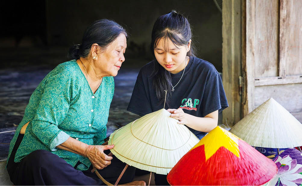 Master the art of conical hat-making in Hue
