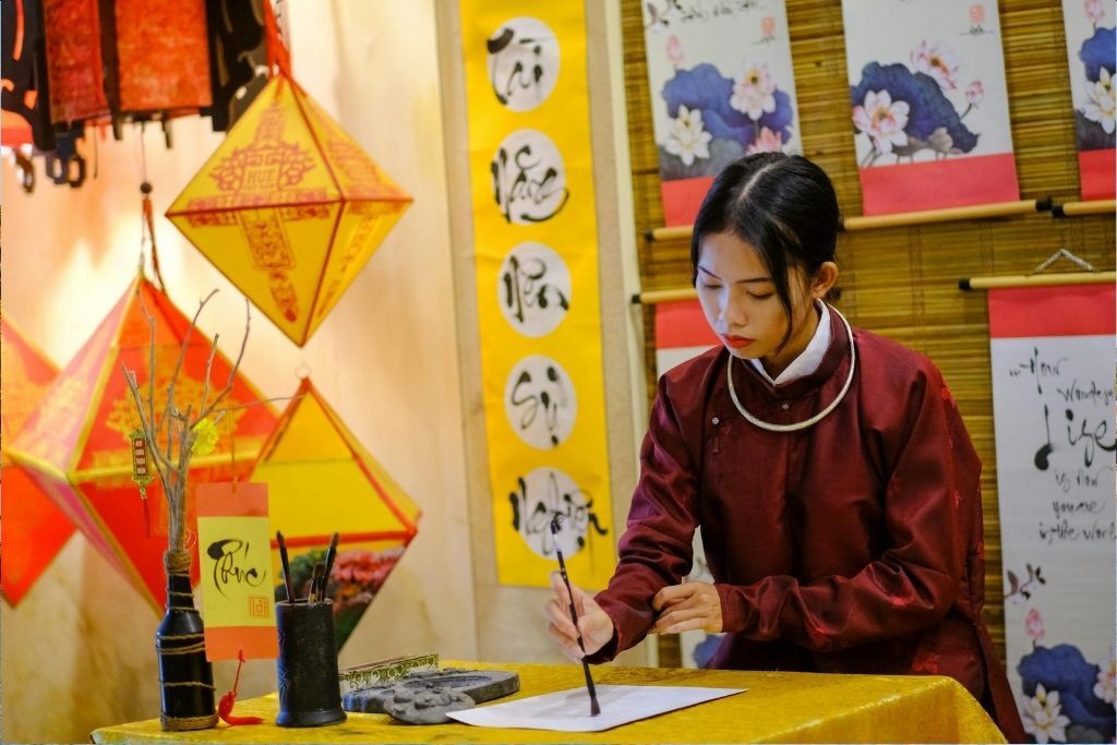 Seize the cultural essence of Hue’s lantern releases