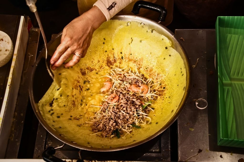 Source organic ingredients for an eco-friendly cooking adventure