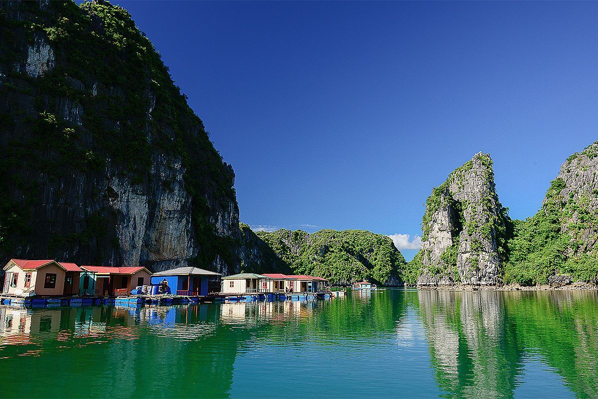 Begin your Halong Bay Tours with a scenic adventure