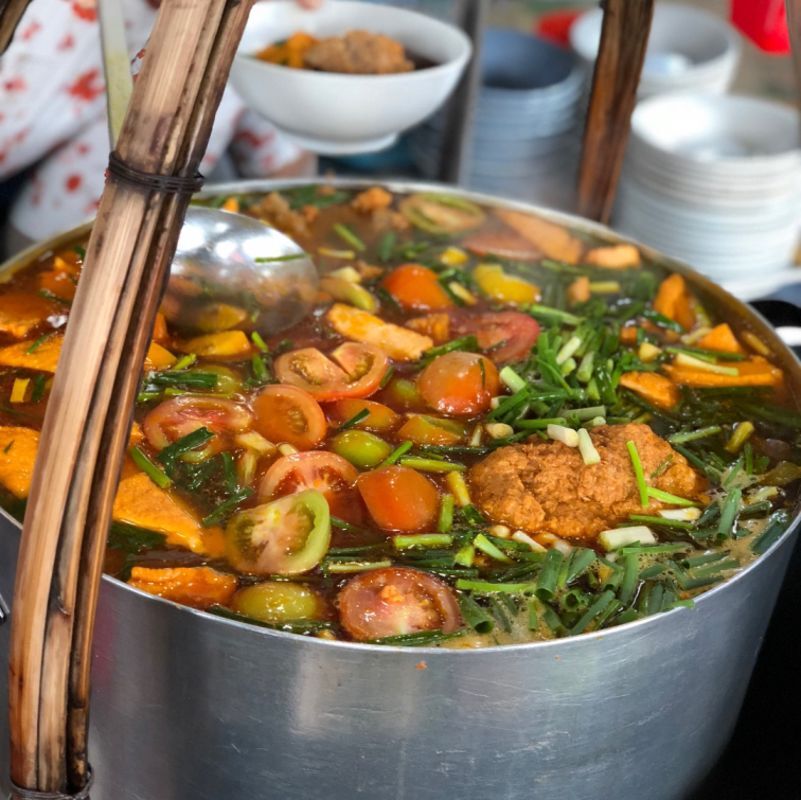 Start your Ben Thanh Market Travel with a flavorful bite