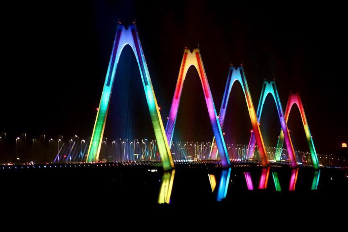 Capture the golden glow of Hanoi’s iconic bridge