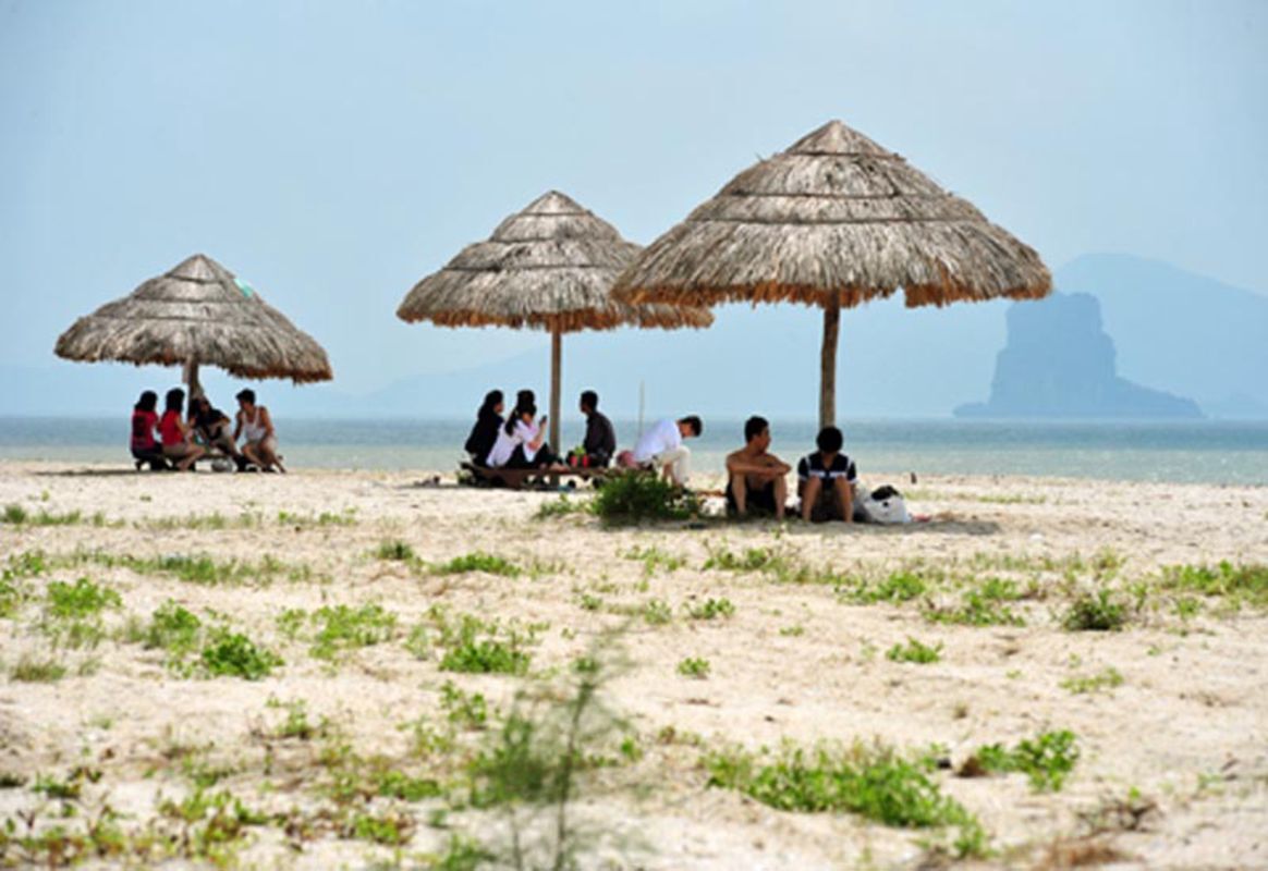 Capture the serene beauty of Bai Tu Long’s UNESCO gem