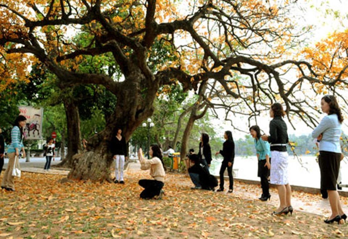 Walking around Hoan Kiem Lake
