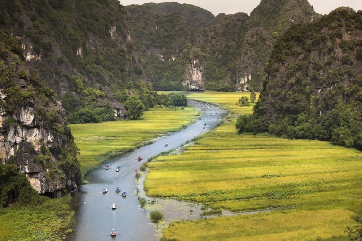 Capture the serene beauty of Ninh Binh’s waterway gem