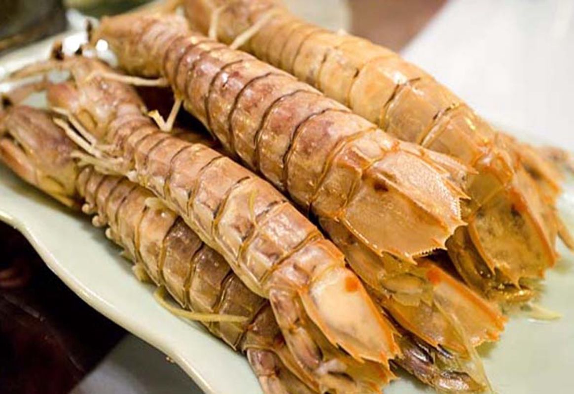 Photograph the savory allure of Cat Ba’s street food