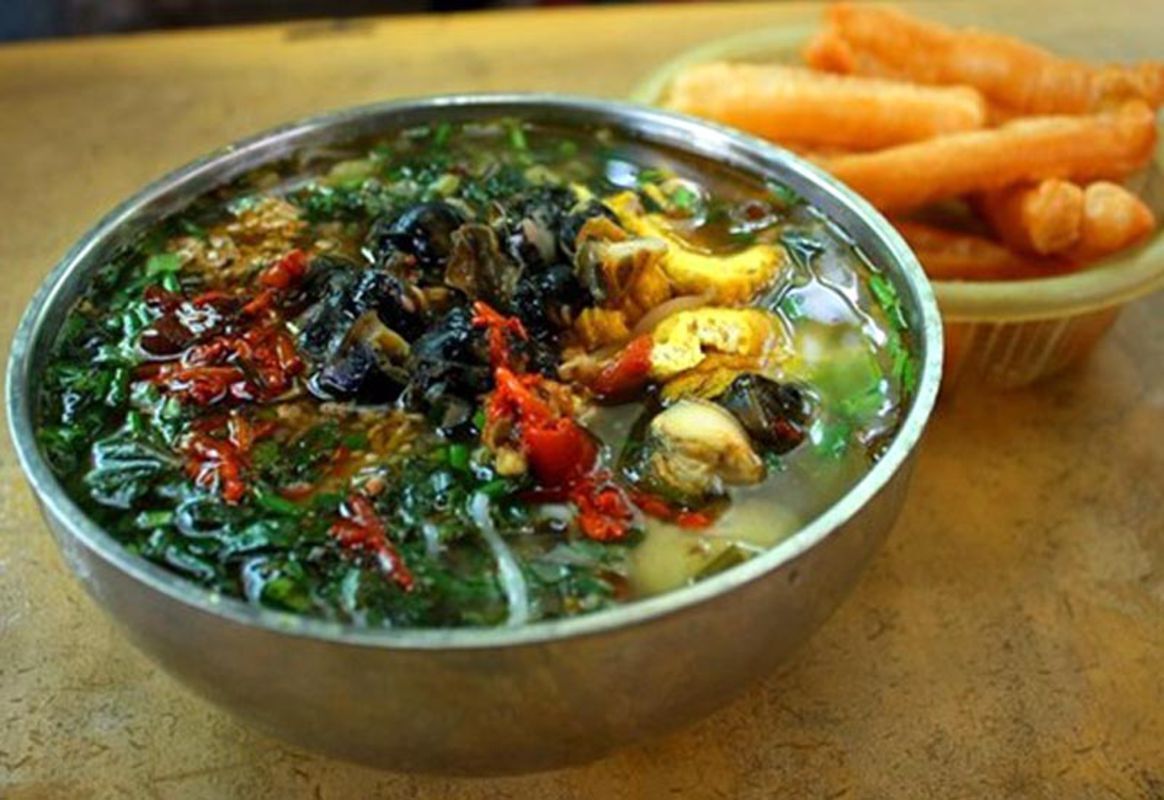 Photograph the vibrant essence of Hanoi’s street food scene