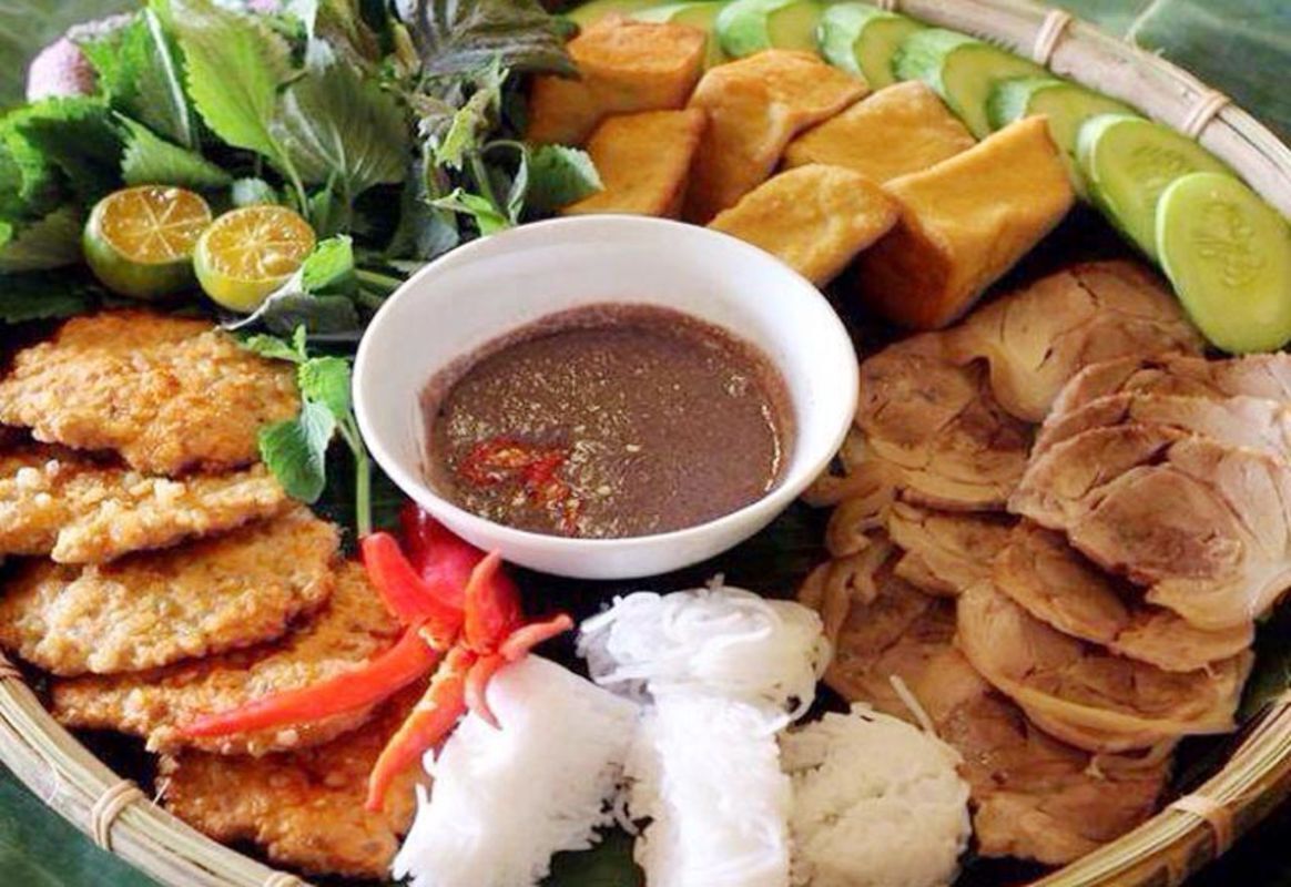 Experience Hanoi Tours with sustainable dining