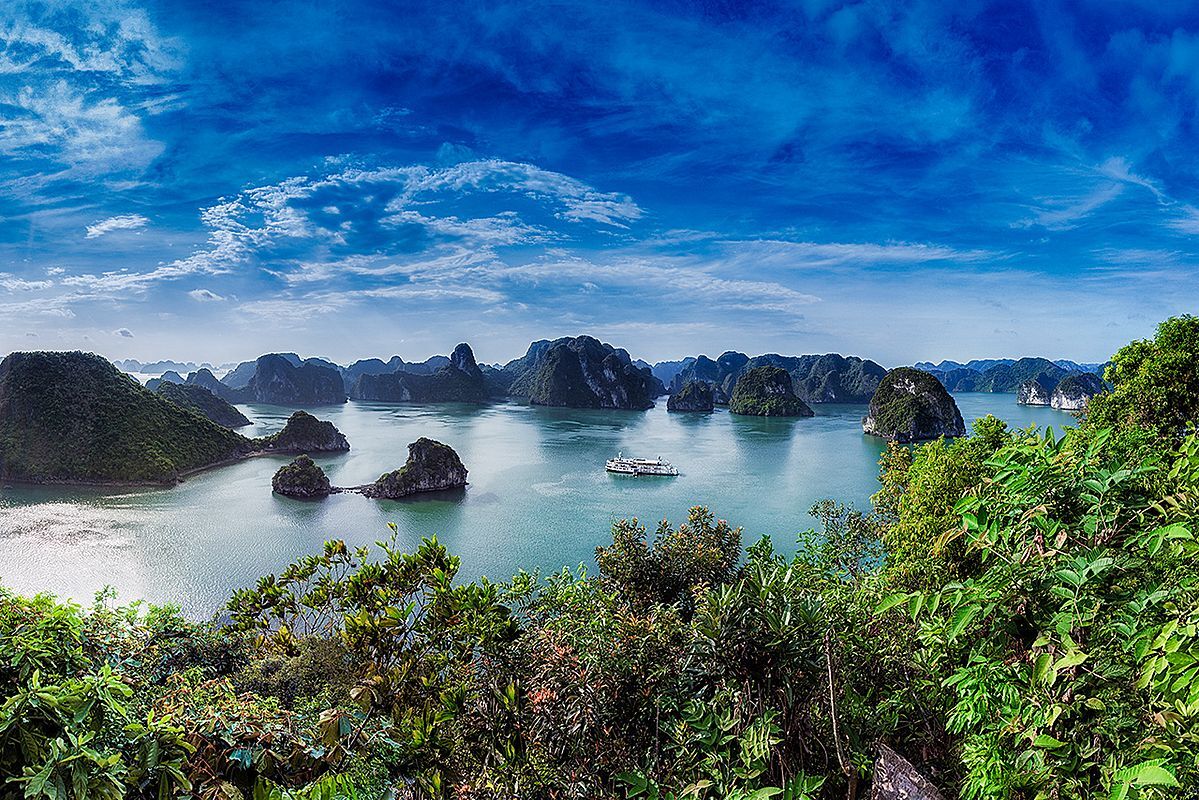 Photograph the cultural allure of Halong Bay’s spring events