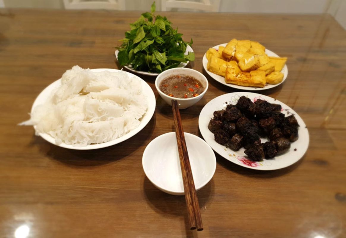 Start your Hanoi Travel with a flavorful tray