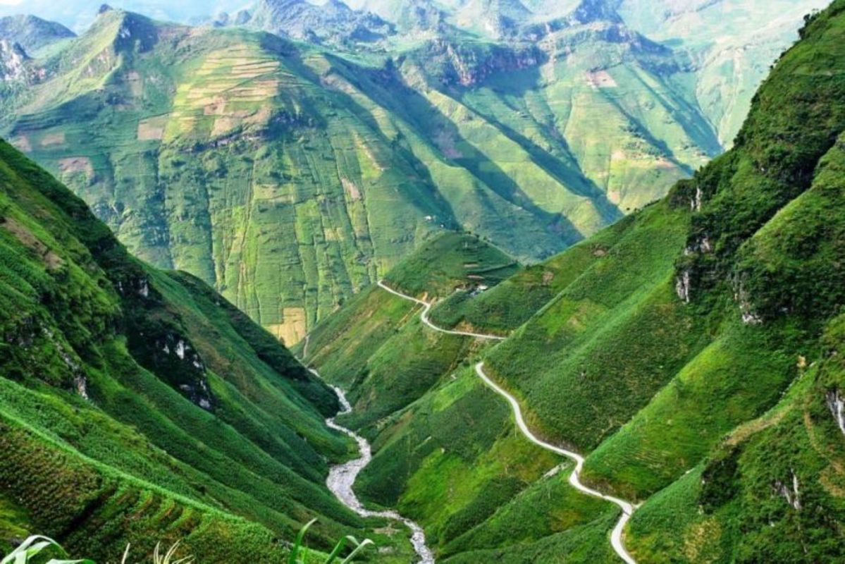 Photograph the breathtaking allure of Happiness Road’s landscapes