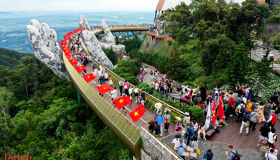 Golden Hands Bridge Ba Na Hiils